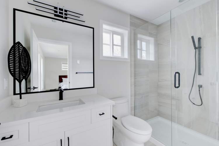 Modern bathrooms are finished in a contrasting white & black design scheme.